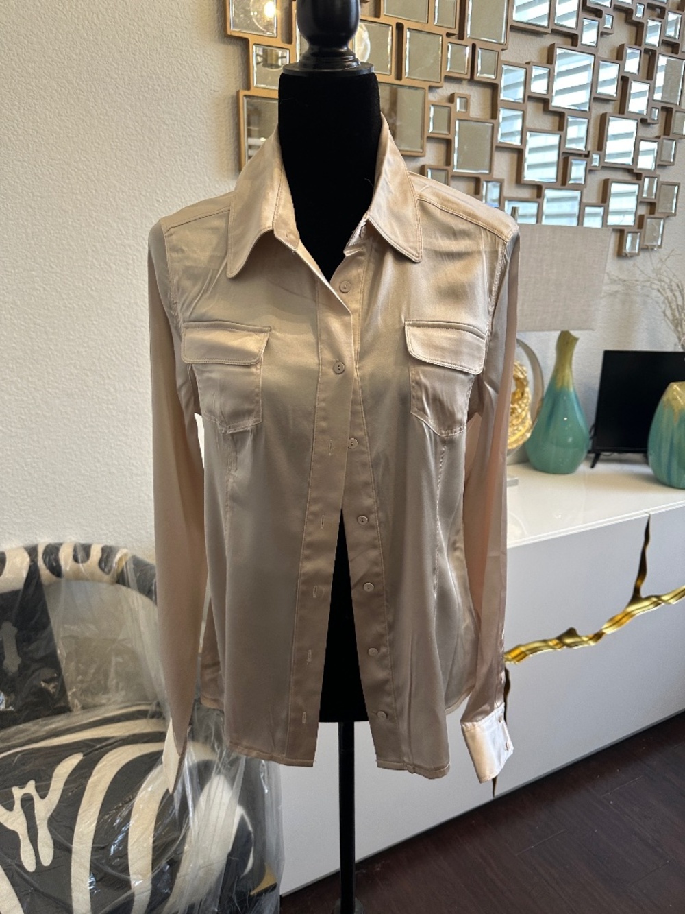 NWT BEBE BUTTON DOWN  SILK LONG SLEEVE SATIN SHIRT  W FRONT POCKETS L🔥♥️♥️